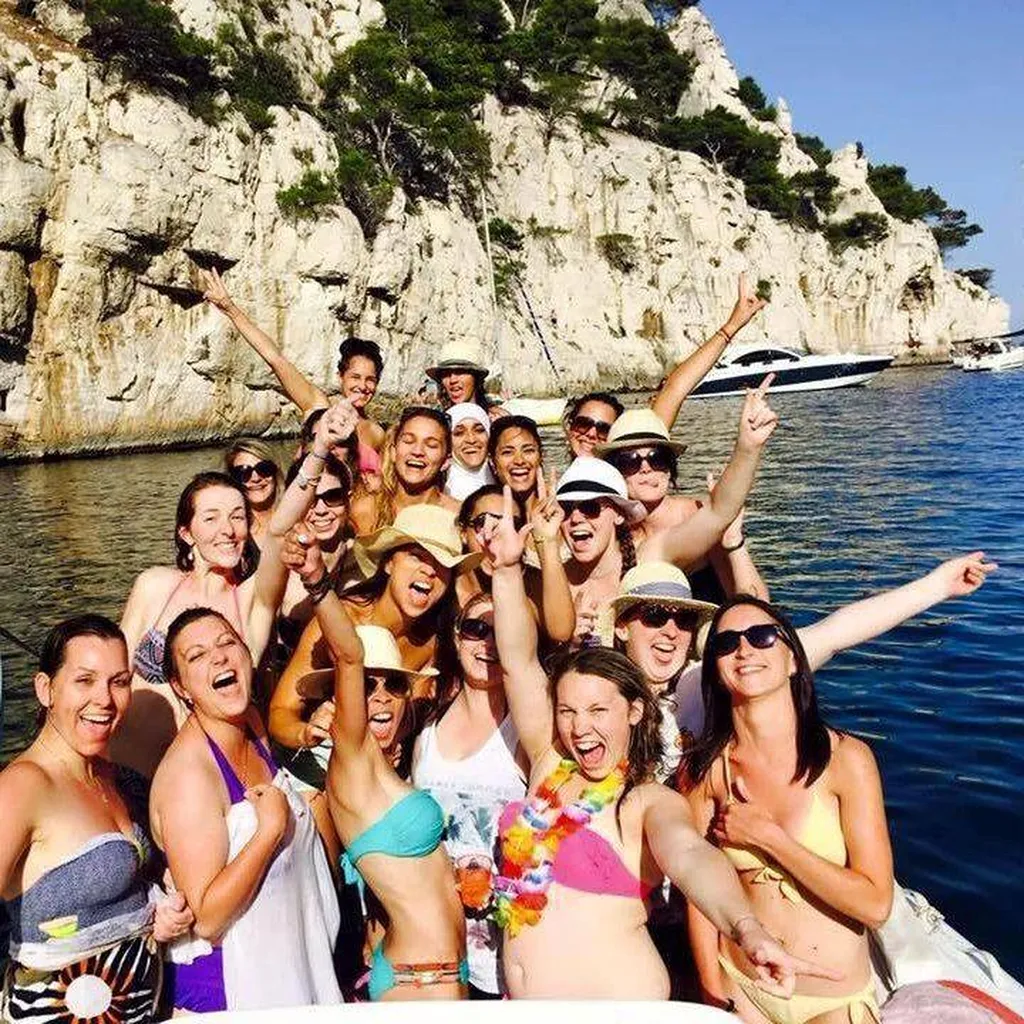 détente EVJF l’Eden Boat La Ciotat et Cassis : future mariée et ses proches profitant d’une pause baignade lors d’un EVJF organisé par l’Eden Boat près de La Ciotat