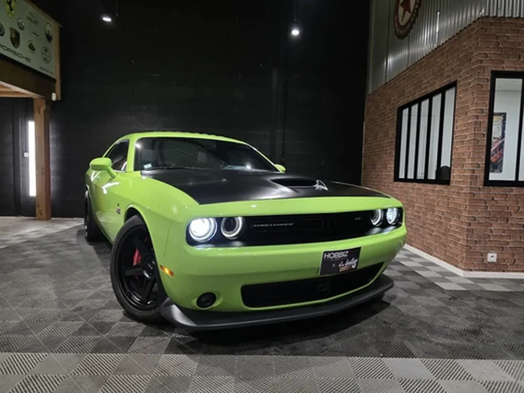 Dodge Challenger SRT 392 verte face avant V8 HEMI – muscle car américaine disponible à Bordeaux