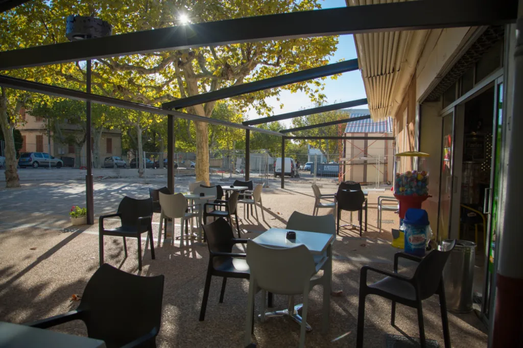 store de terrasse rétractable sur mesure pour restaurant