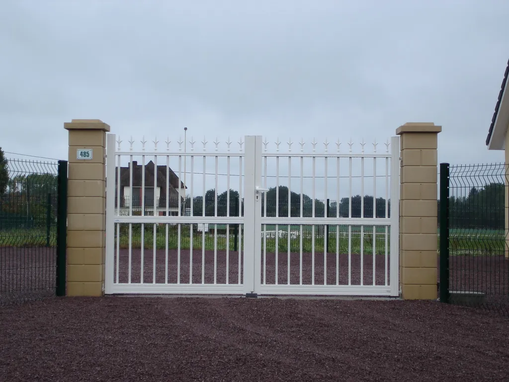 Pose de Portail Battant Rétro Sur-Mesure, Portail Motorisé en Acier et Aluminium au Havre en Seine-Maritime 76