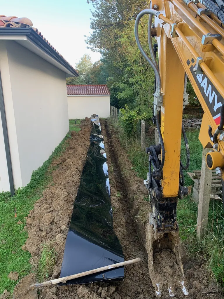 Création d'une tranchée anti-rhizomes sur la commune de Bègles proche de Bordeaux