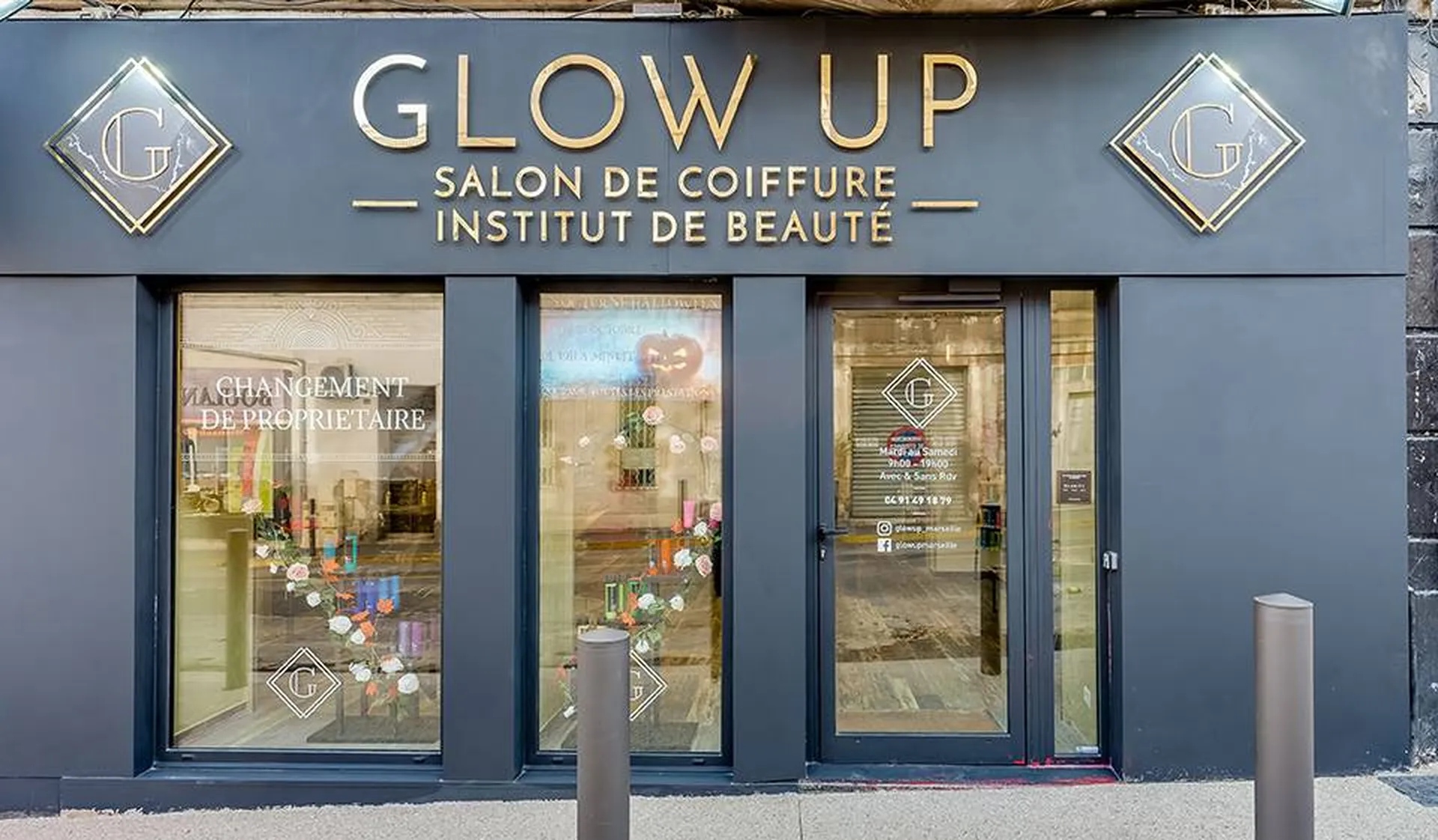 enseigne pour le salon de coiffure glow up à marseille