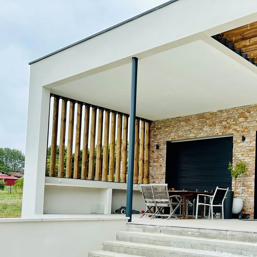 Réalisation d'une maison individuelle contemporaine avec piscine et grandes terrasses hors d'eau à Gemil