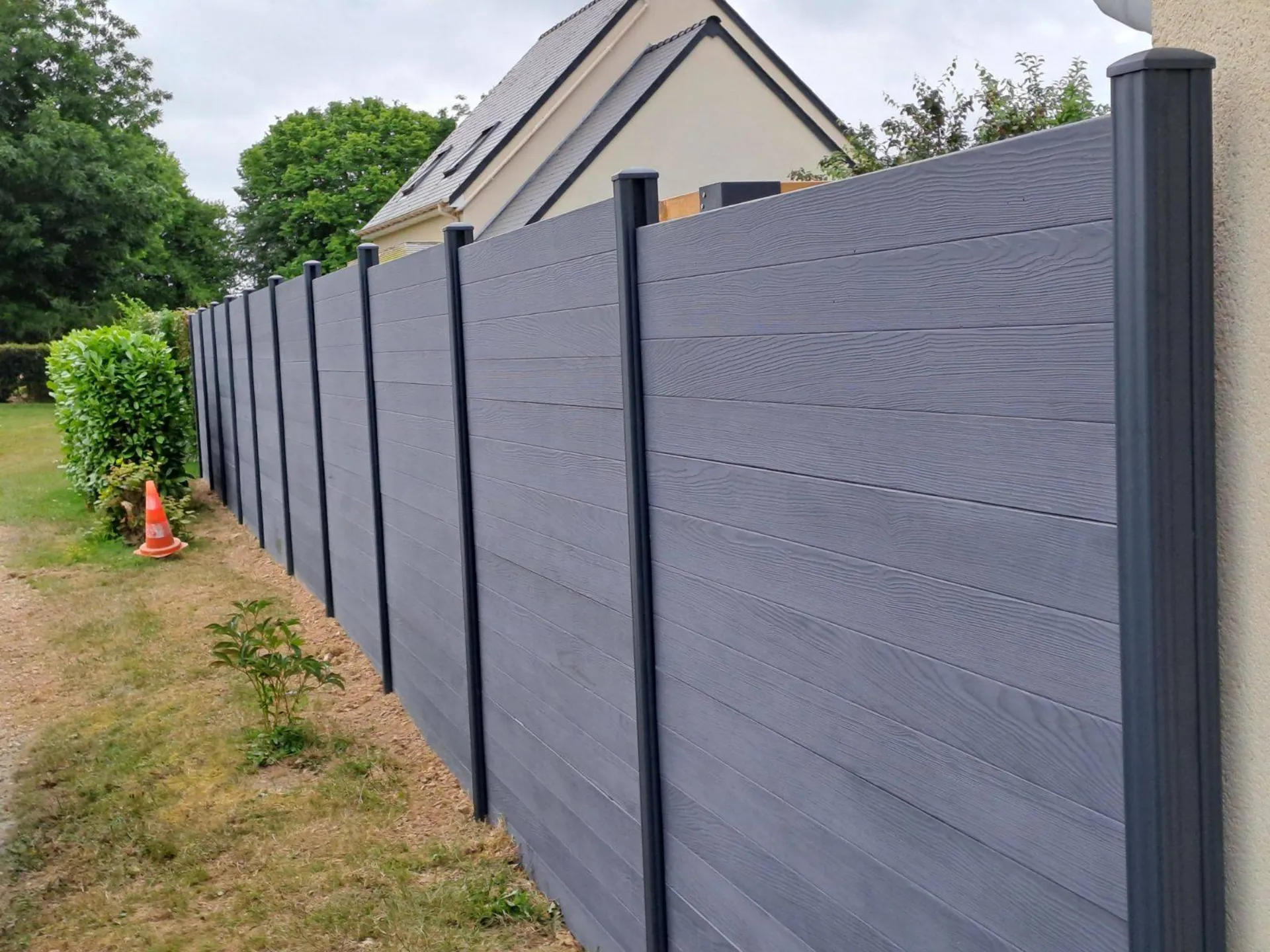 Pose d'un mur en plaques béton aspect bois 2 faces gris anthracite à Epaignes 27