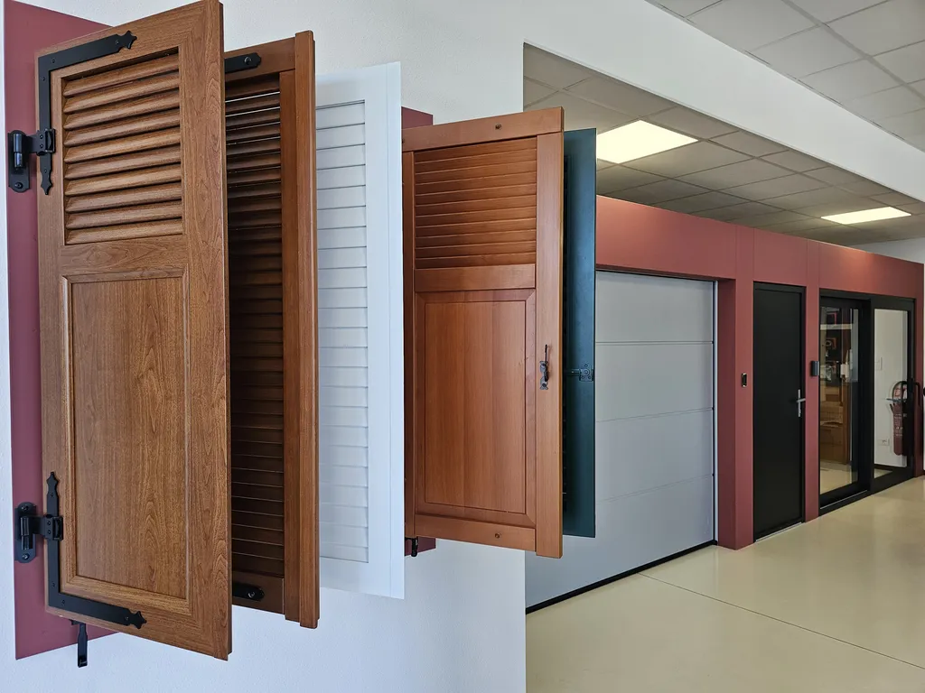 Volets battants en Aluminium et Bois + Porte de garage sectionnelle + porte de service et coulissant en Aluminium