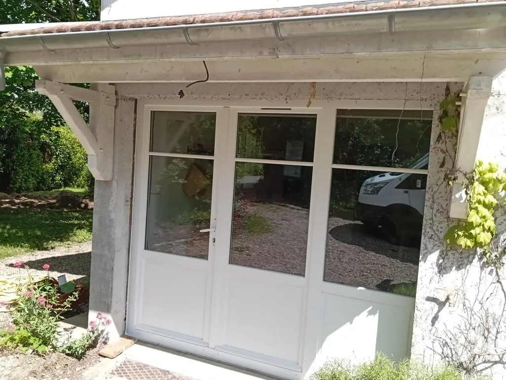 Rénovation d'une maison avec des menuiseries extérieures haut de gamme et sur-mesure dans le 69