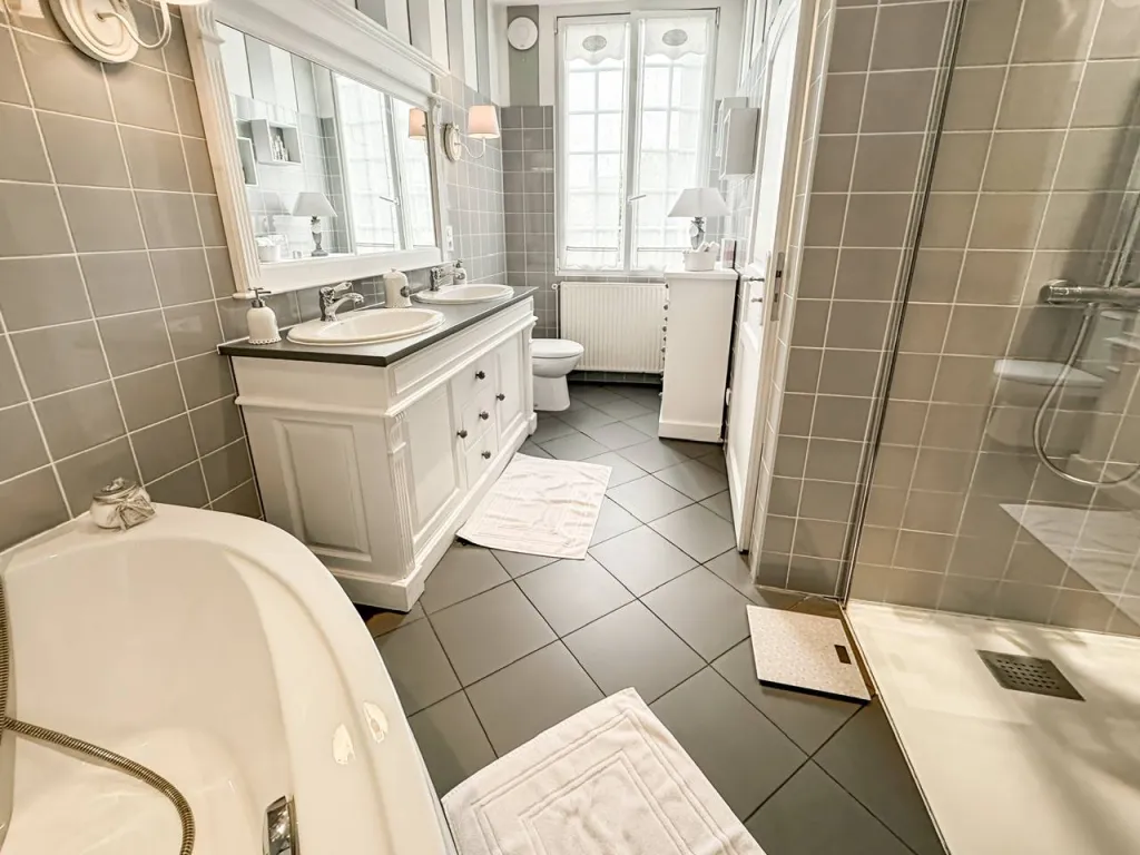 A vendre belle maison bourgeoise de 228 m² avec jardin de 1277 m² sur la commune de CAUDEBEC LES ELBEUF 76320