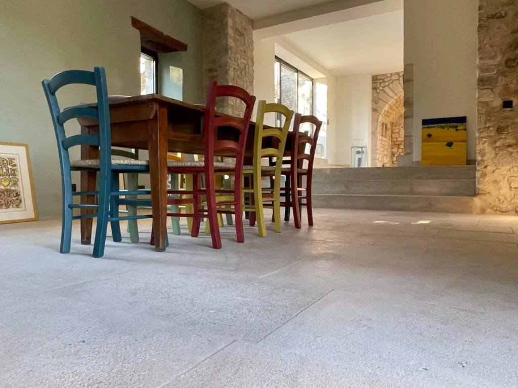 Dallage en pierre de Dordogne clair nuancé entre Alès et Bagnols-sur-Cèze