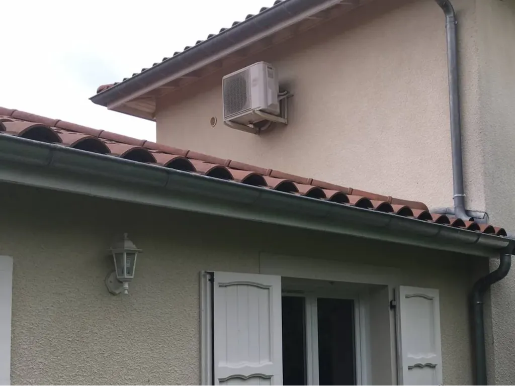Unité extérieure de pompe à chaleur air-eau installée à Neuville-sur-Saône pour améliorer la performance énergétique du logement