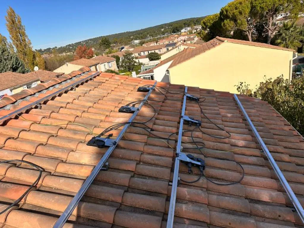Système de pose ESDEC et onduleur Emphase pour panneaux Dualsun.