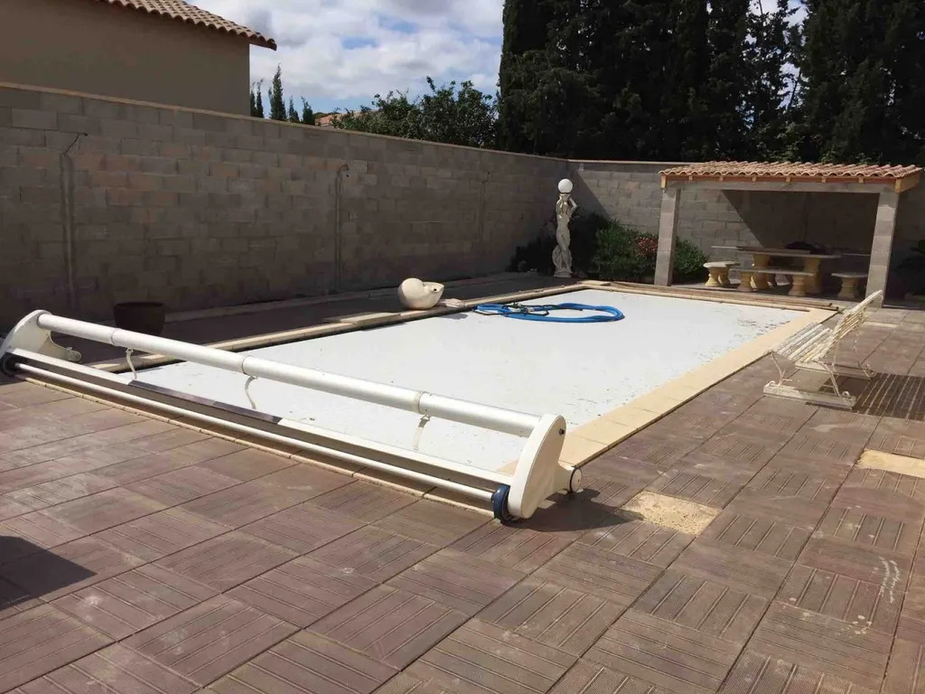 Tour de piscine en cascades de pierres technique bi-couche à Gigean dans l'Hérault