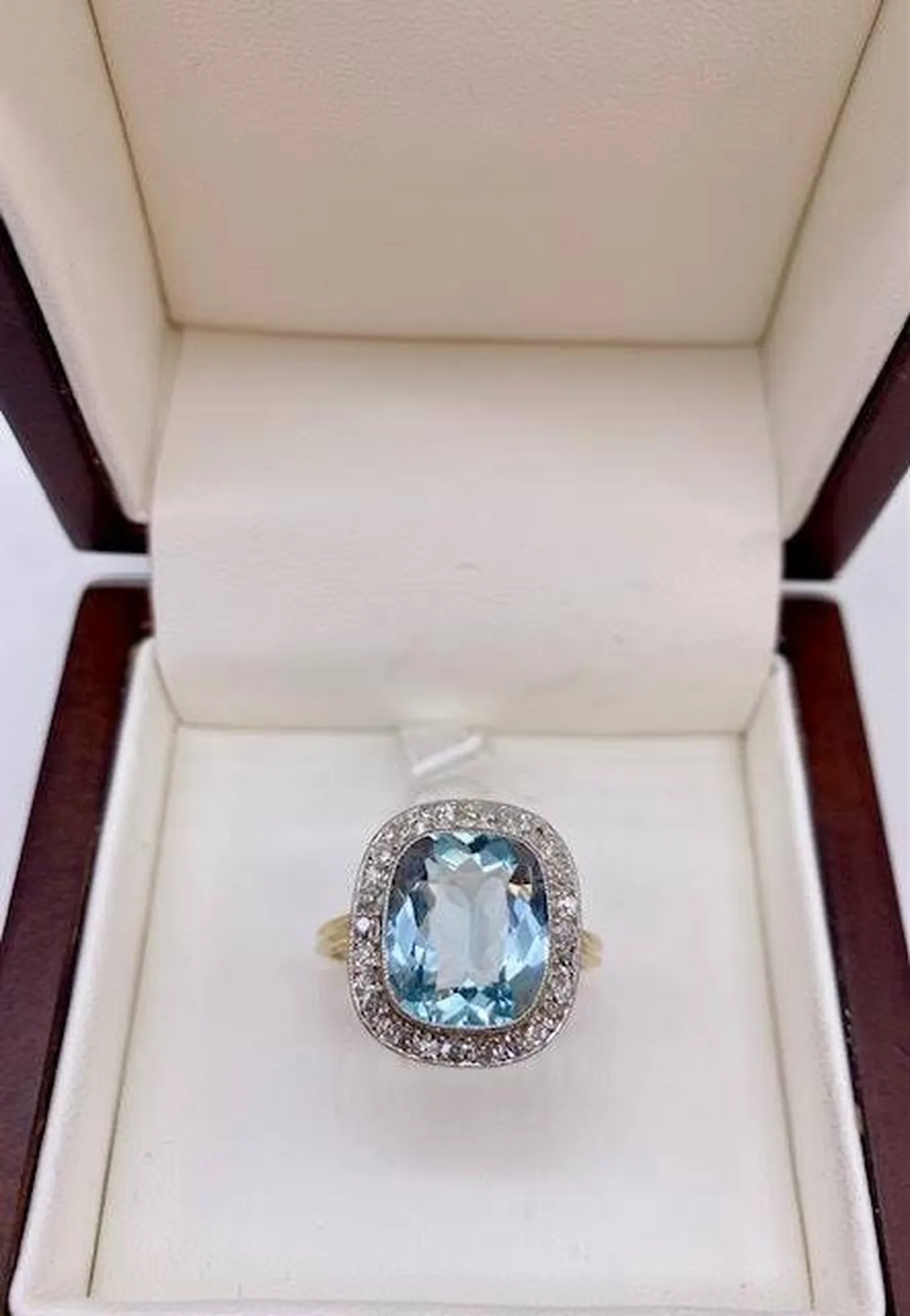 L'Heritage de l'Aigue-Marine : Élégance Joaillière à Or Ligne en Gironde