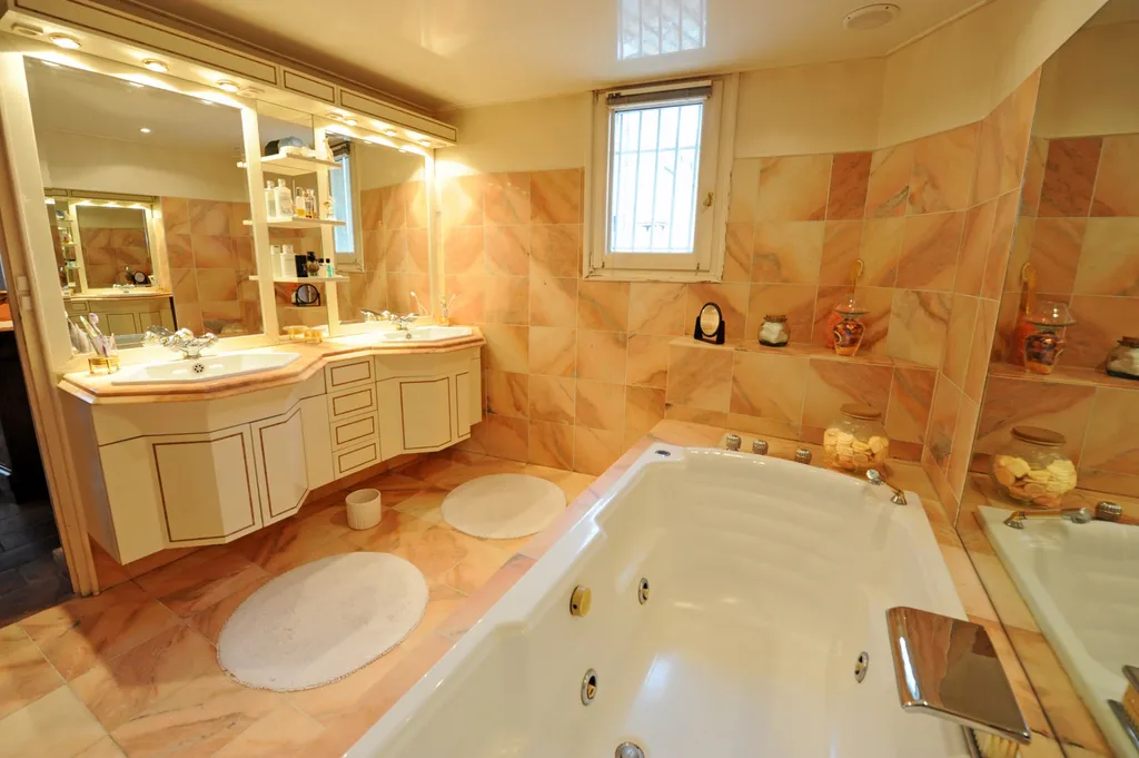 Avignon Intra-Muros, Hôtel particulier du XIVème siècle à vendre   