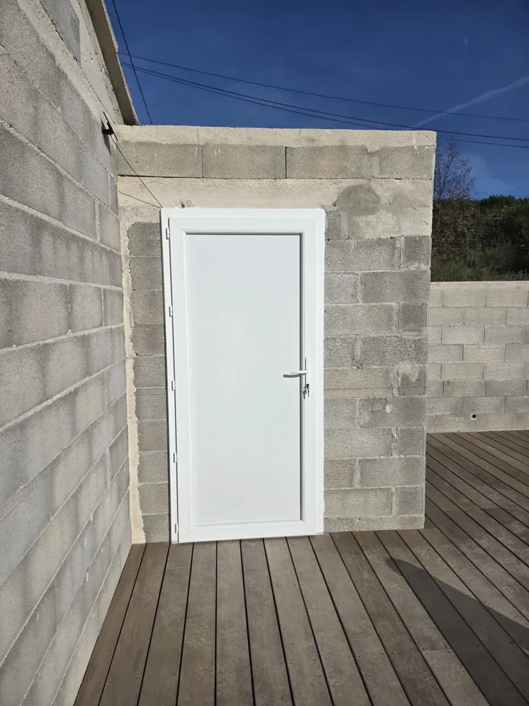 Mise en place d'une porte PVC pour un local piscine sur Carry le Rouet