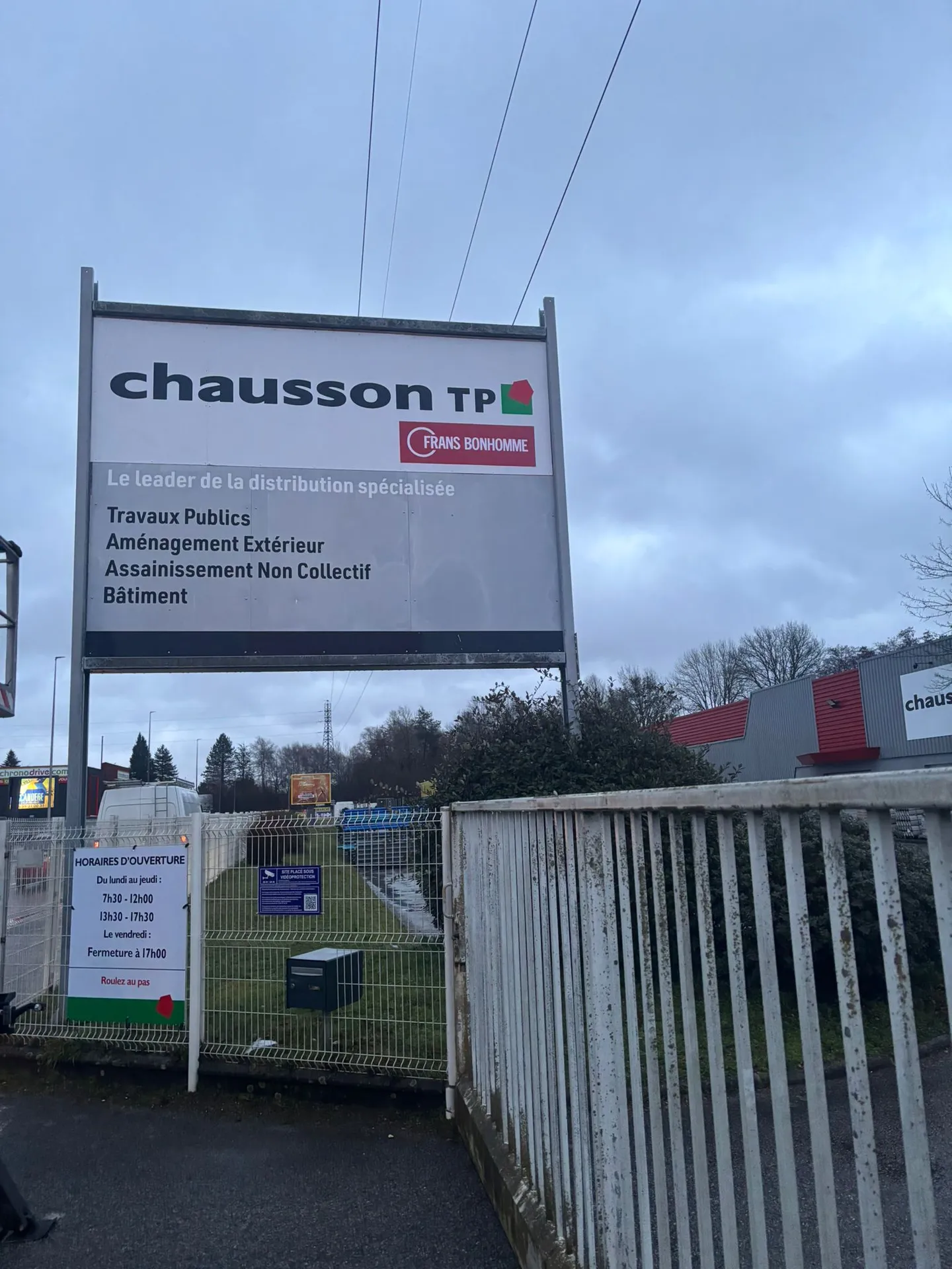 installation de panneaux publicitaires grand format pour entreprises comme Chausson TP à Toulouse