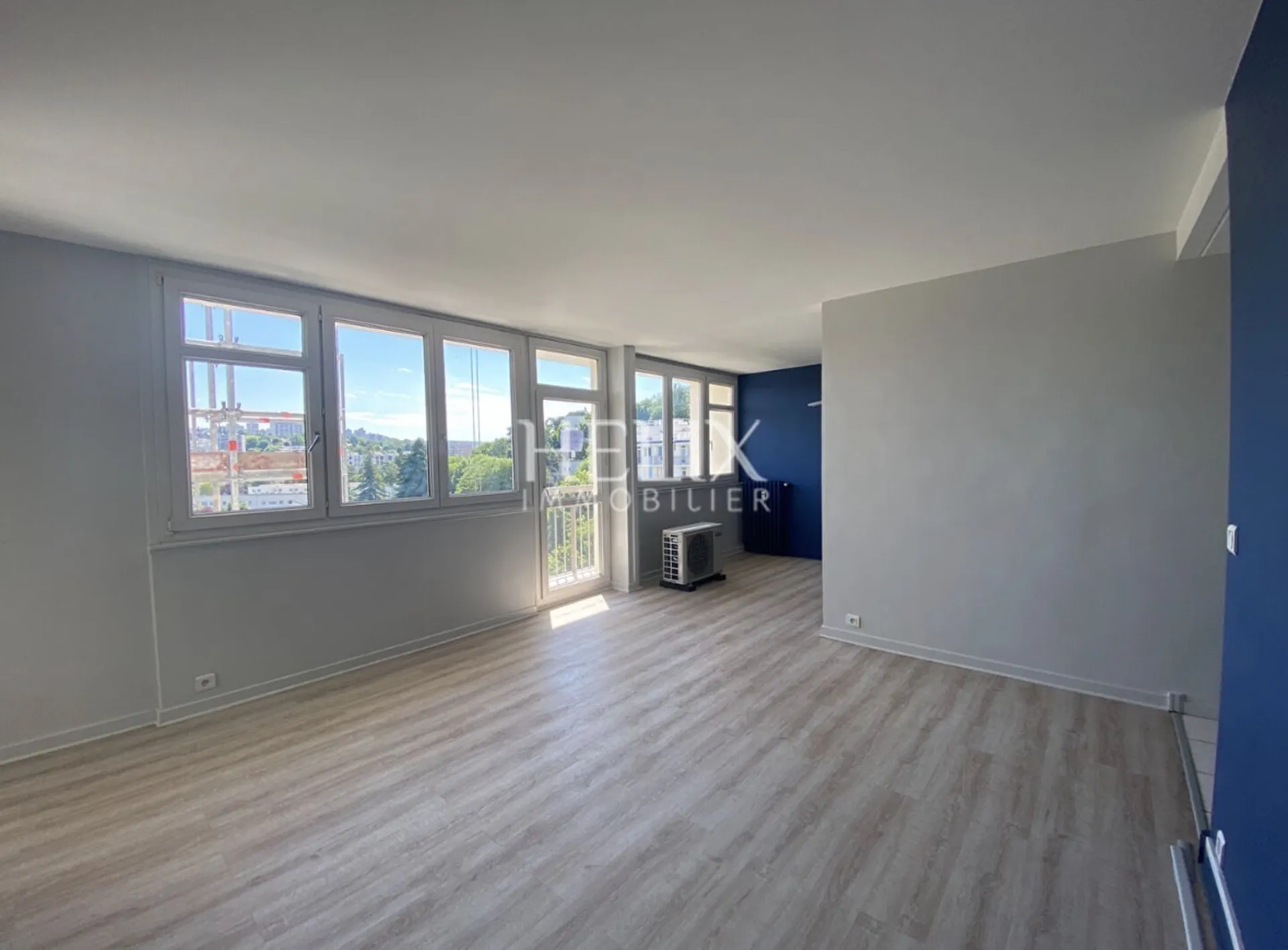 Le Pecq – Charles de Gaulle : 5 pièces traversant au dernier étage, loggia plein sud, vue dégagée