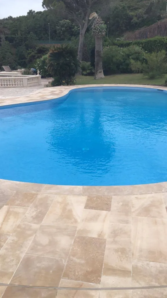 Pierre naturelle de France et Travertin pour dallage et margelle en terrasse extérieure et plage de piscine