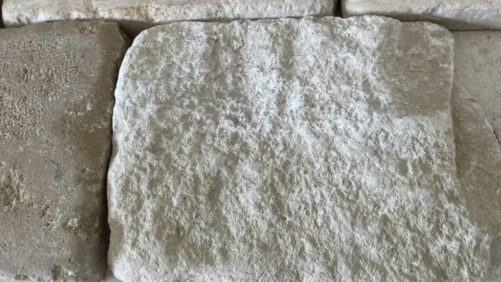 Pavé Montignac vibré ou Rustique pour carrelage pierre, dallage terrasse, sol, allée, piscine, coursive à Bordeaux et Dordogne pour livraison partout en France