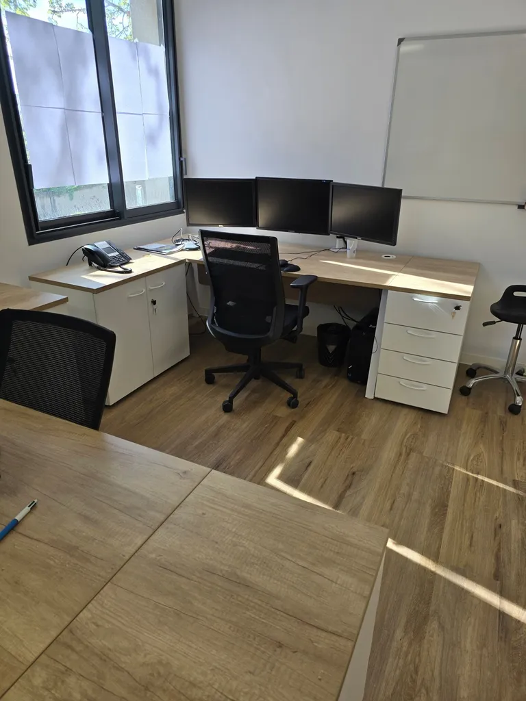 Bureau opératif avec retour sur meuble à Nîmes