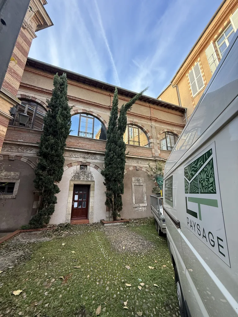 Entretien d’espaces verts en copropriété à Toulouse hyper centre proche de Balma taille de cyprès