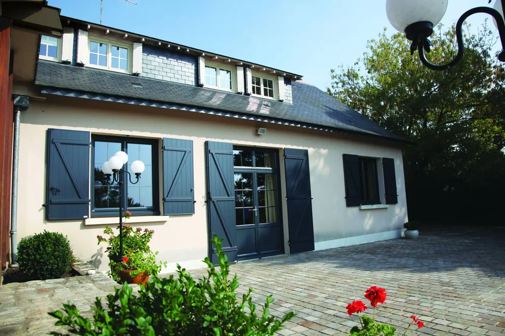 Rafraichissement avec ses volets battants z en alu 7016 posé à Trévoux