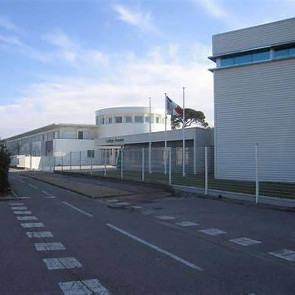 La présence d’écoles publiques et privées au Bouscat contribue à l’attractivité du secteur pour les familles souhaitant s’installer près de Bordeaux.