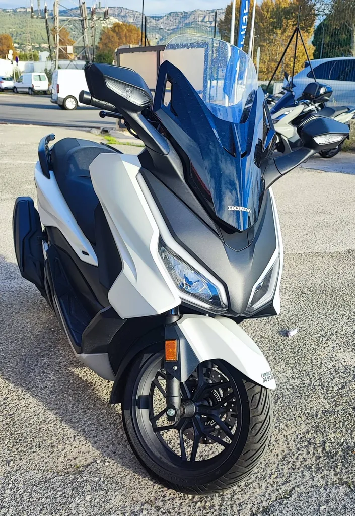 HONDA FORZA 350 DU 05/2024 AVEC 2200 KM.