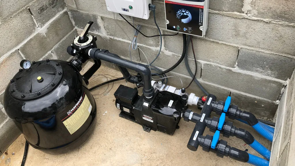 Local technique de piscine coque polyester Le Beausset : pompe, filtre à sable, vanne 6 voies, coffret électrique et système de traitement automatique bien organisés.