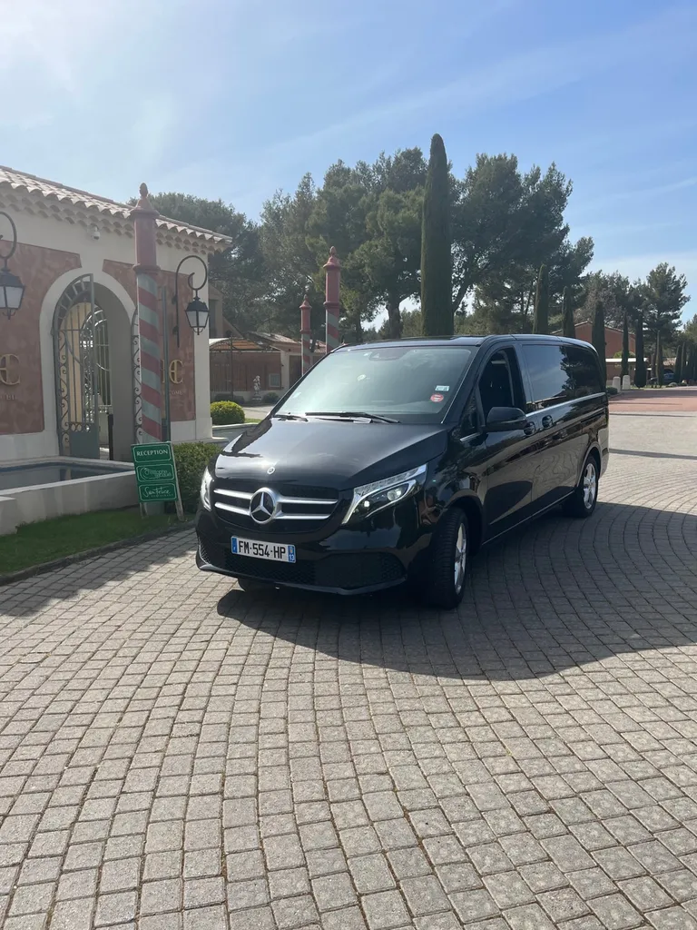 Location de cars haut de gamme avec chauffeur au Castellet pour voyage de groupe