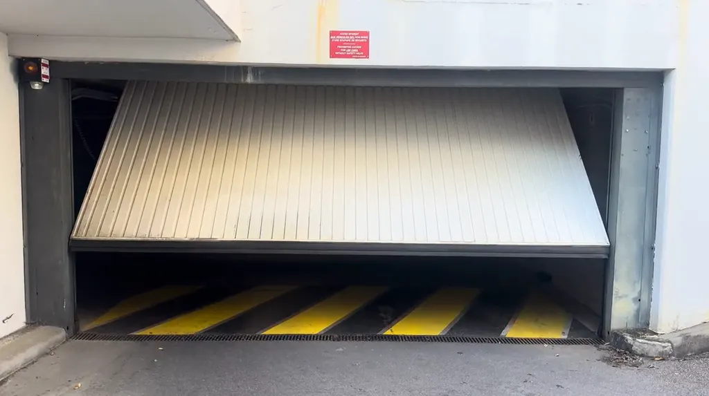 Dépannage d'une porte basculante en acier pour le garage d'une copropriété à Tassin-la-Demi-Lune dans l'Ouest lyonnais