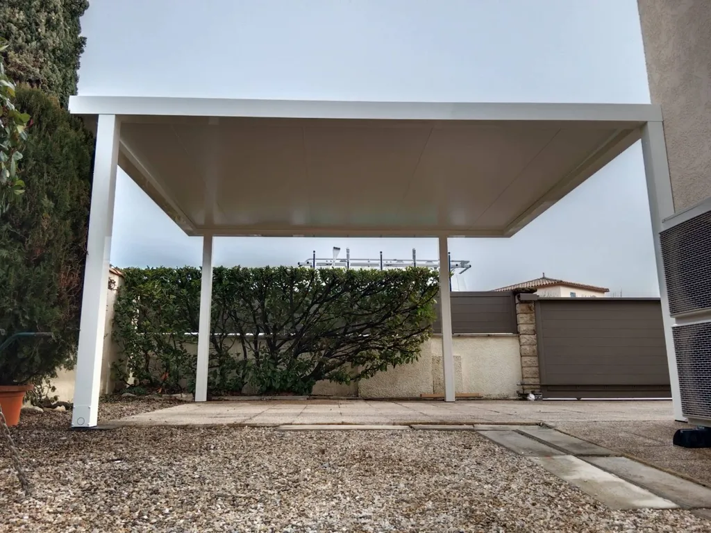 Pergola blanche à Caveirac dans le Gard