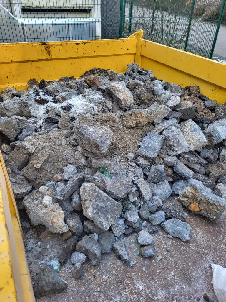 Chargement gravats pour l'évacuation d'un chantier