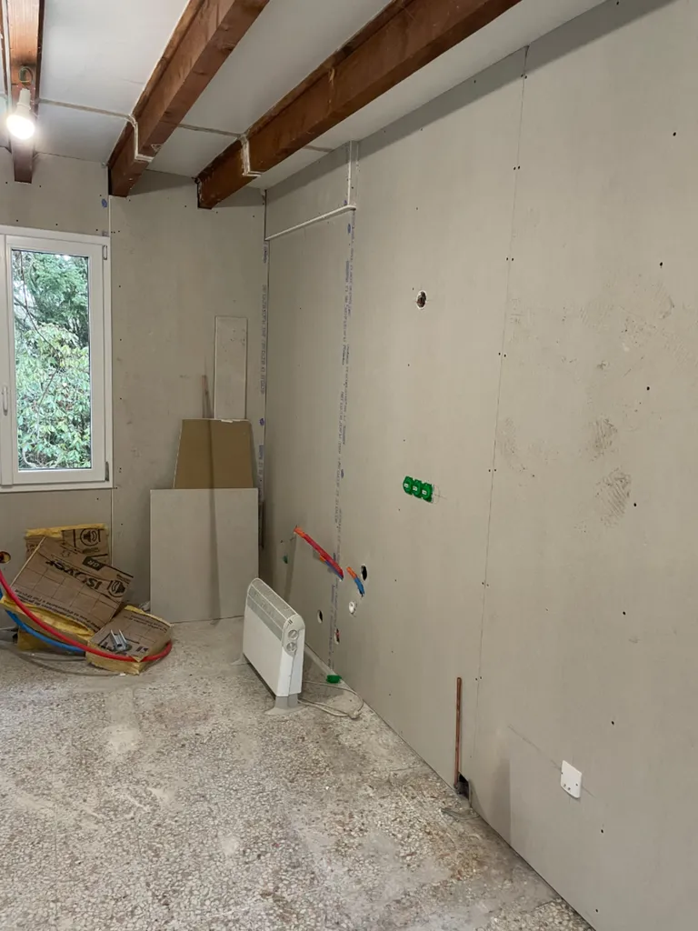 Travaux d’isolation thermique intérieure ITI à Beaujeu près de Belleville-en-Beaujolais avec passage des réseaux dans les doublages