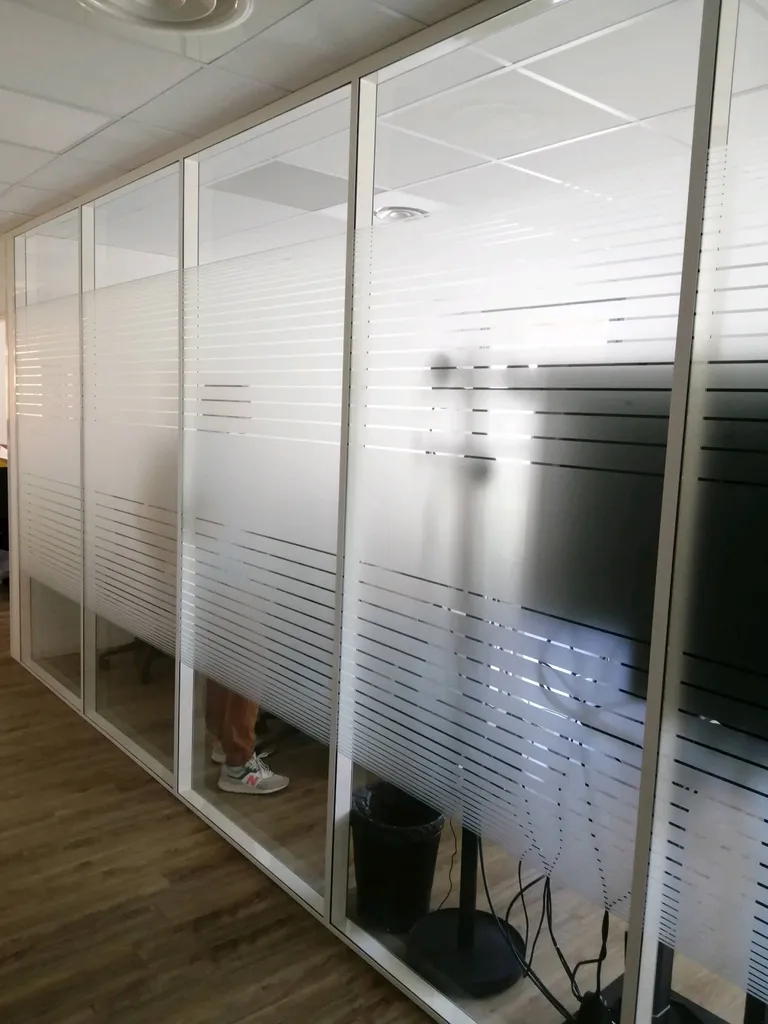 Films occultants et décoratifs salle de réunion à Carros 06