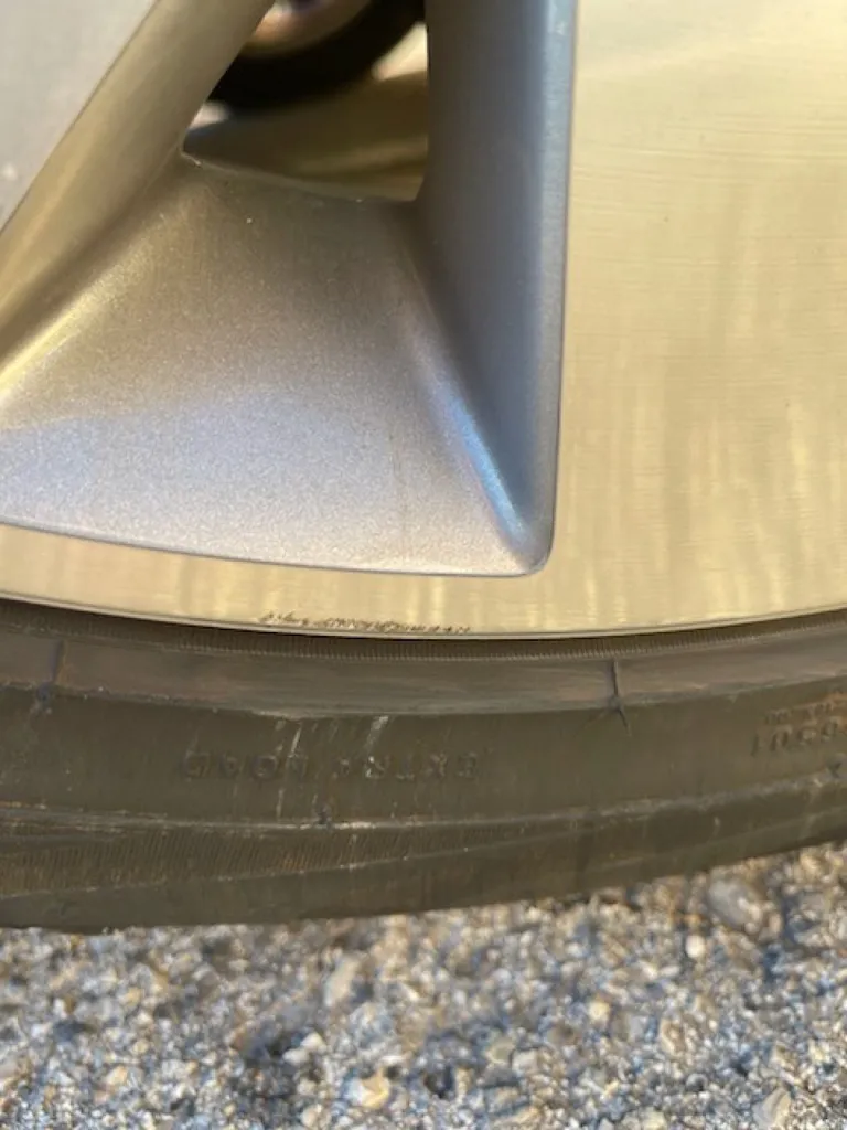 Accrochage à La Ciotat sur un Range Rover Vogue réparé à Carnoux dans notre atelier spécialisé en carrosserie SUV haut de gamme
