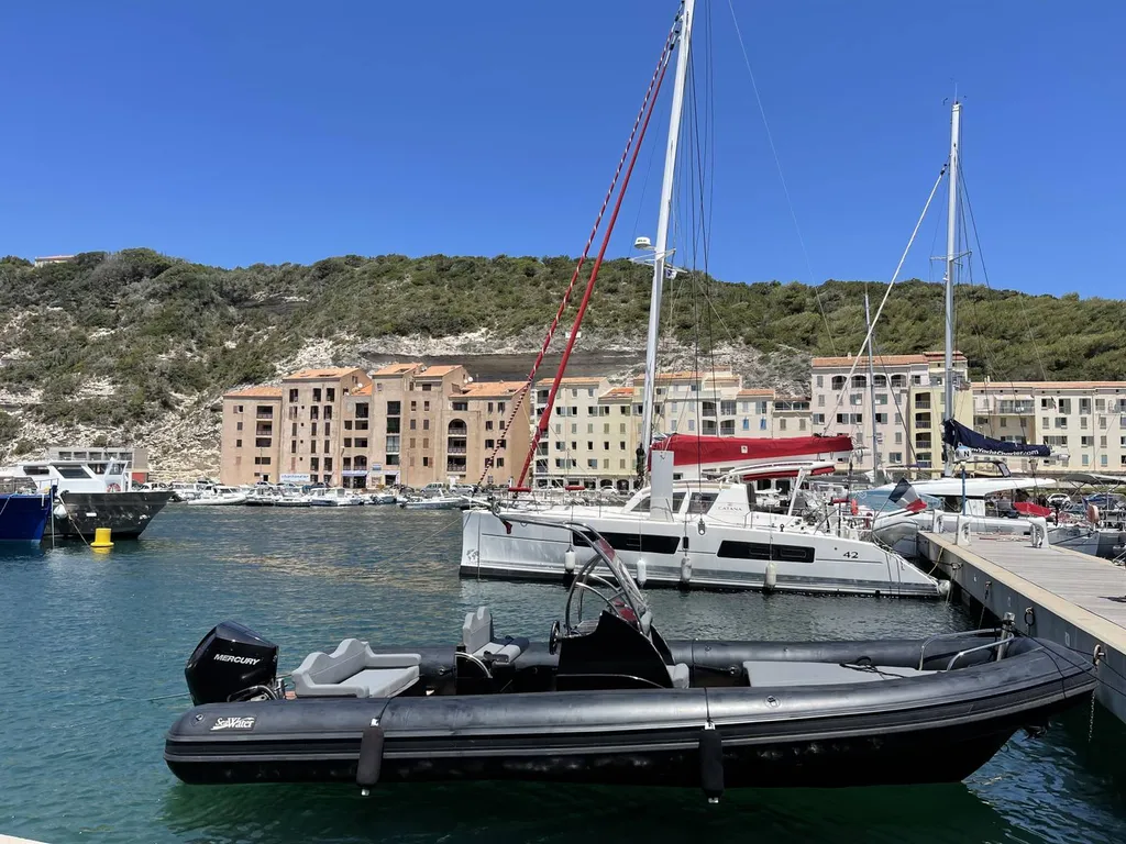 Semi rigide d'occasion de plus de 7 M disponible dans le Finistère.