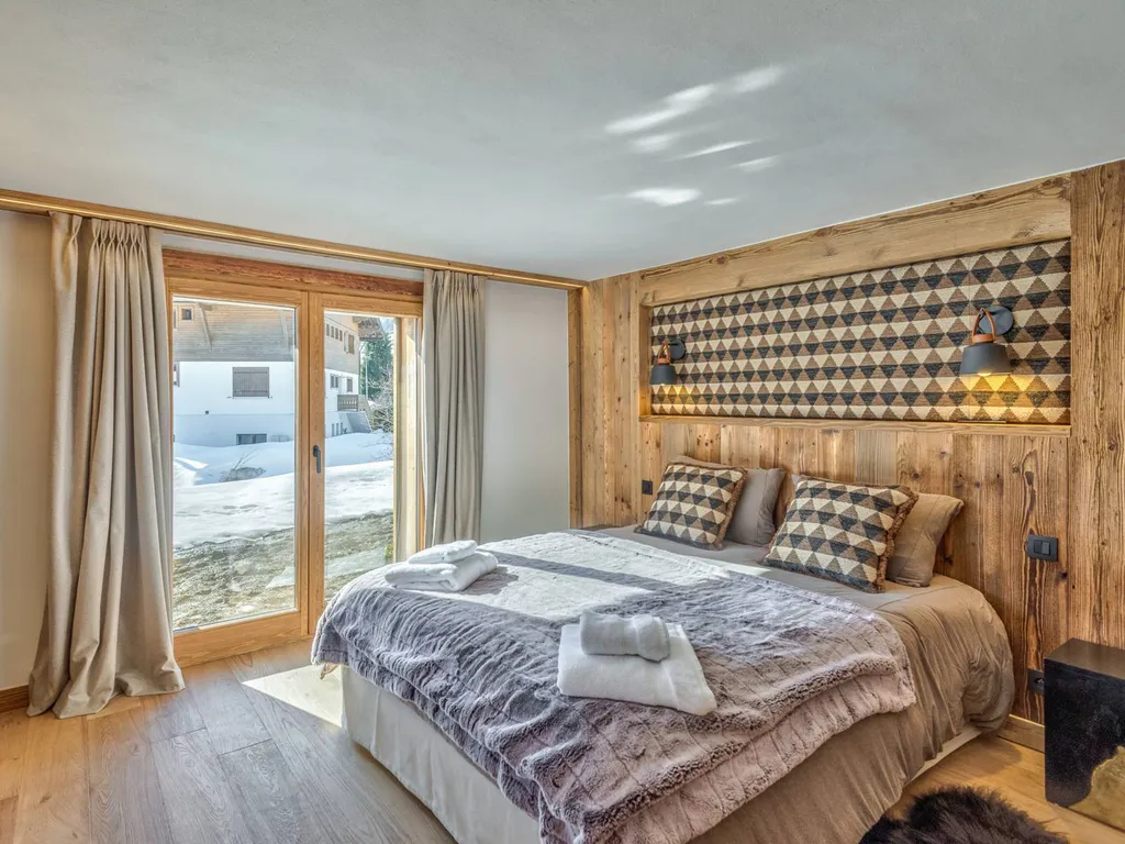 confection d'une tête de lit tapissier , en tissu tendu pour un chalet à Megeve