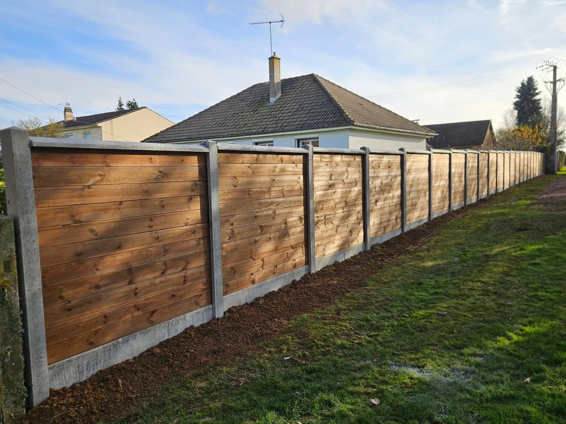 Installation de Clôture occultante mix bois béton, Brise-vue en lames bois et Soubassements béton à Deauville dans le Calvados 14 et ses Alentours