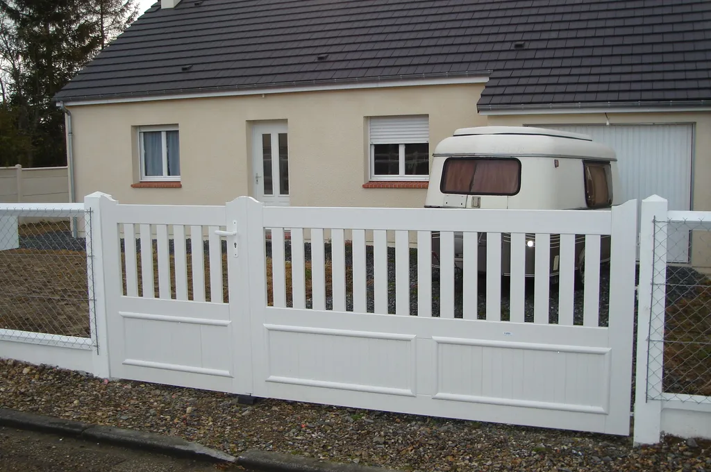Installation de Portail PVC Battant, Modèle Traditionnel Plein ou Ajouré Sans Entretien à Beuzeville dans l'Eure 27 et Pont-Audemer