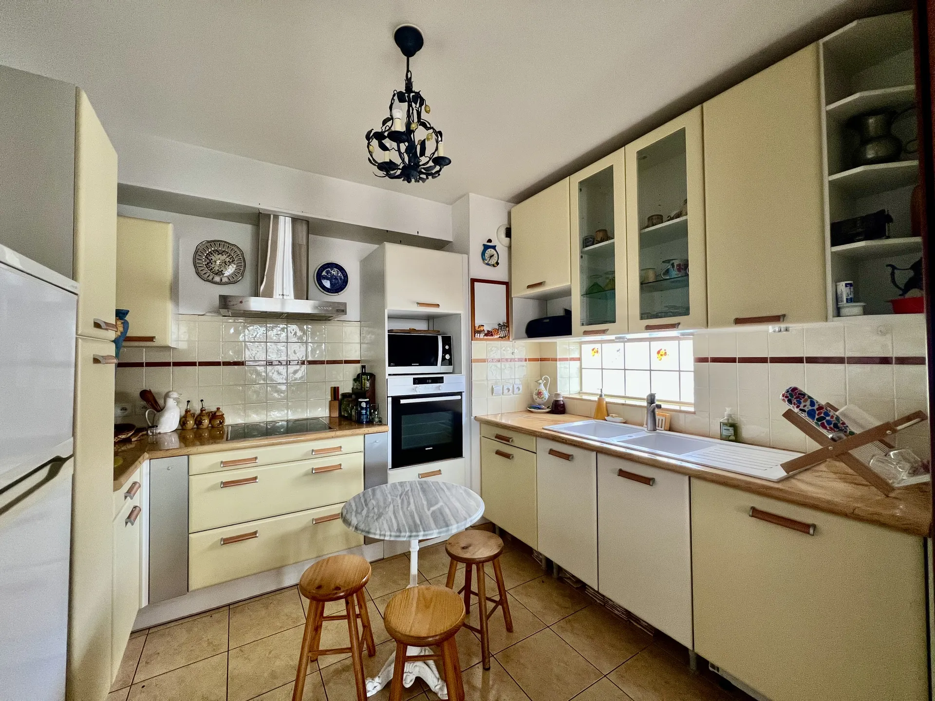 A vendre appartement centre du Vésinet avec 2 chambres climatisation une jolie terrasse sans vis à vis parking double en sous sol et ascenseur
