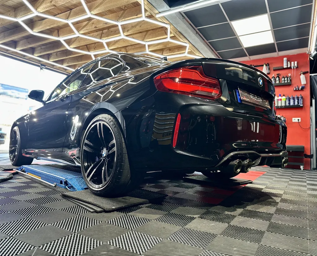 Detailing auto lyon spécialiste du traitement céramique et de la protection carrosserie sur BMW M2 voiture sportive
