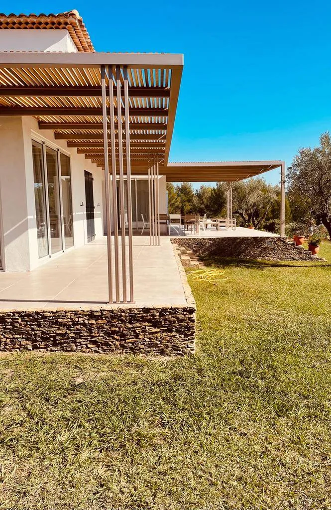 acier peint et bois pour pergola sur mesure
