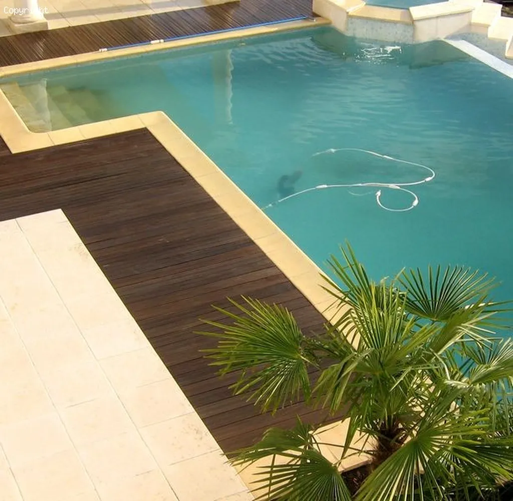 Tour et contour de piscine en bois exotique resistant a l 'eau ( Modèles a voir sur demande )