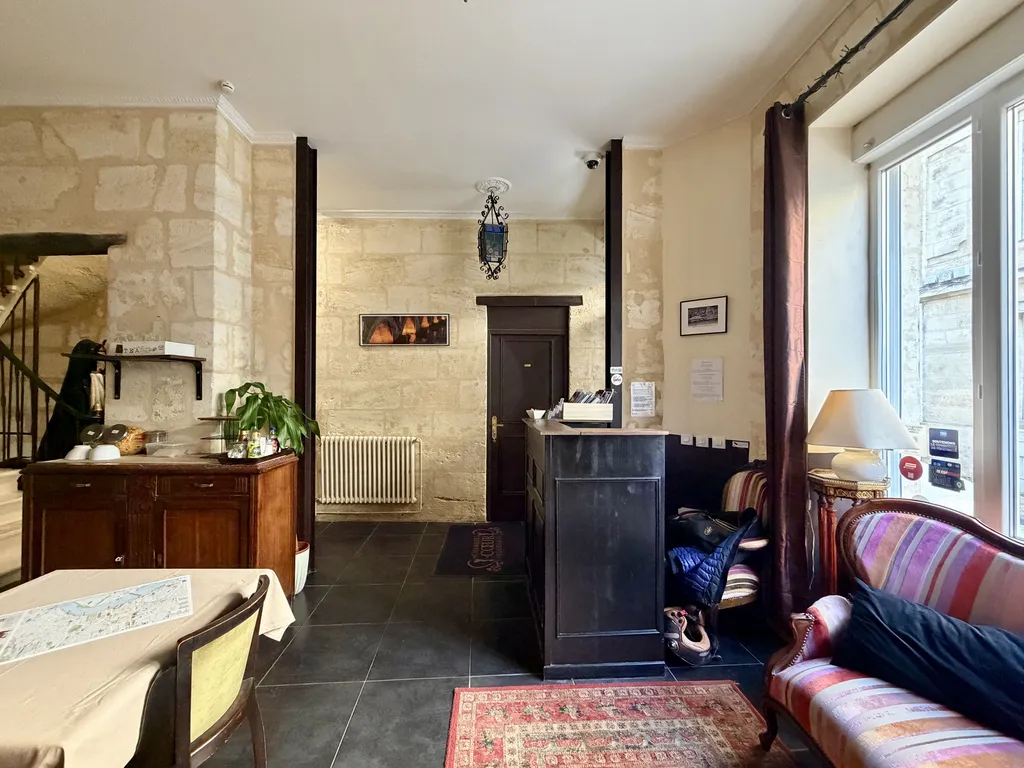 Acheter un bel immeuble en pierre rénové 268M2 à Bordeaux Gambetta/Pey Berland à usage mixte commercial pour partie et habitation