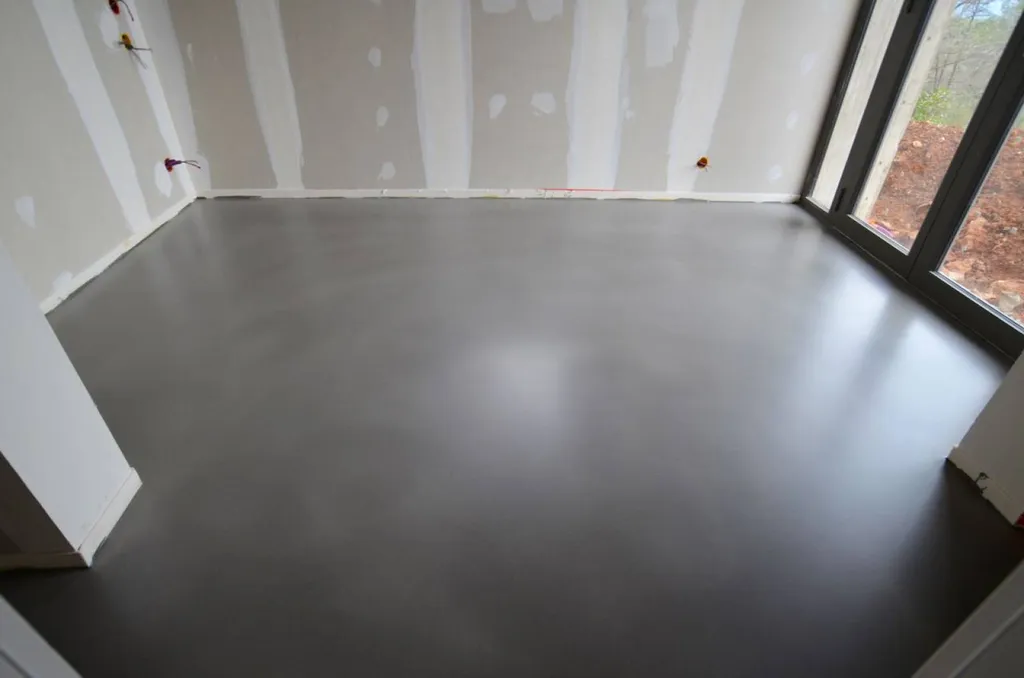 SOL DECORATIF EN BETON CIRE COULE ROUSSILLON