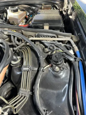 Nettoyage par cryogénie d’un moteur d’une Mercedes Classic 560 SEC à Saint- Avé dans le Morbihan près de Vannes