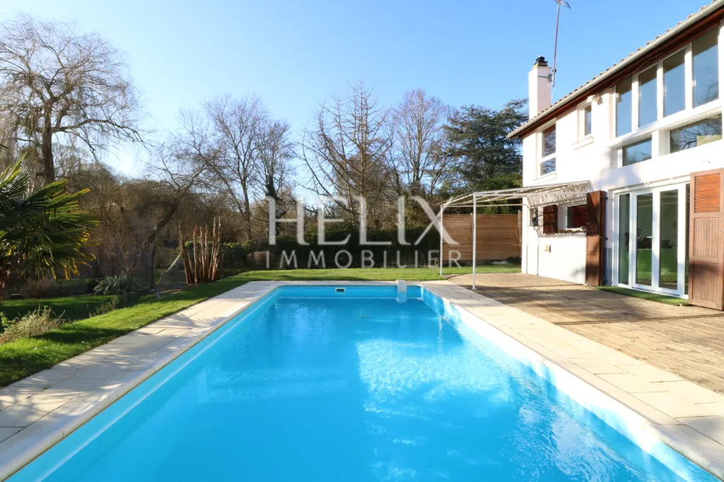 Maison 7 pièces 180 M² avec 4 chambres sur l'île de Migneaux avec une piscine proche de Poissy et de Villennes sur Seine dans un cadre de vie idyllique