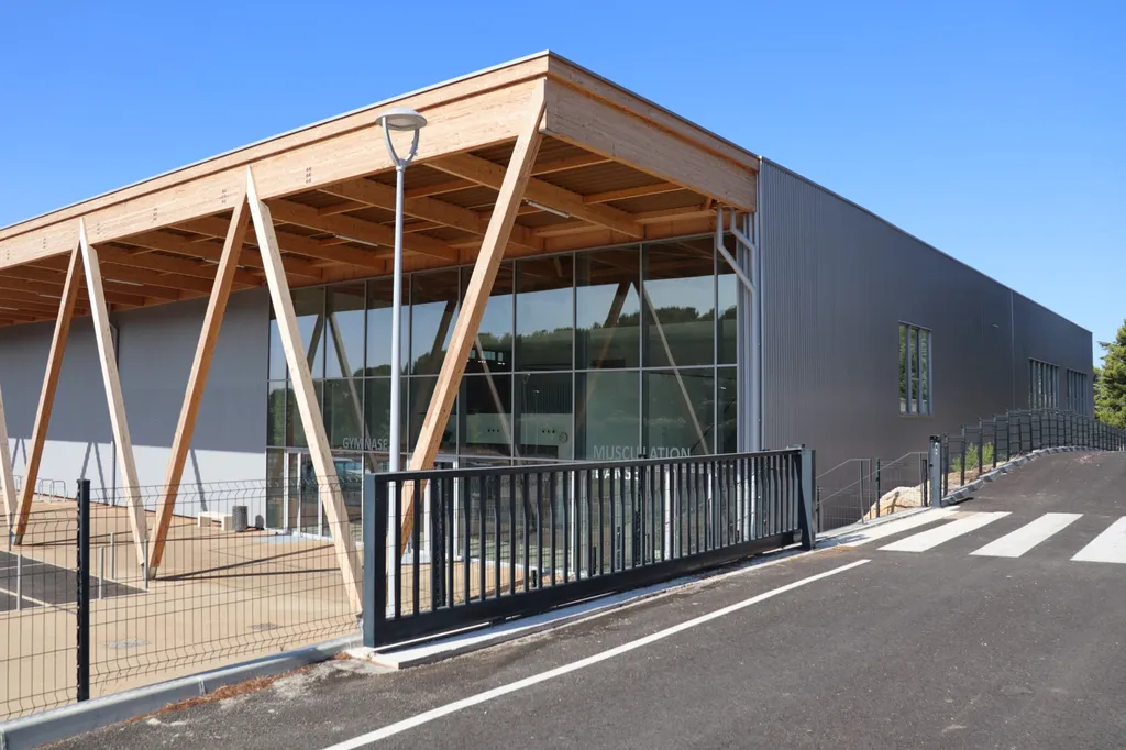 Travaux de clôture autour d'un complexe sportif aux Pennes Mirabeau en 2025