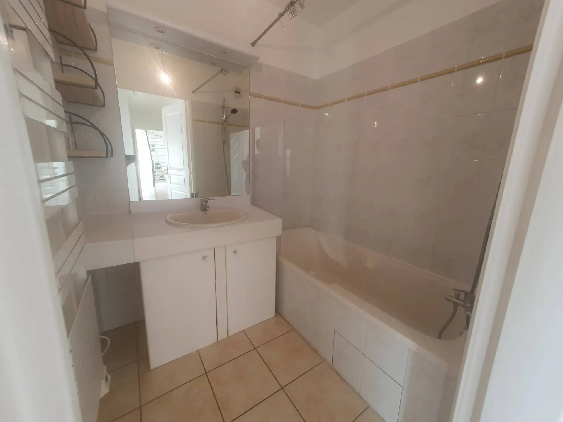 Location duplex 3 chambres dernier étage avec ascenseur, balcon et garage à Bron