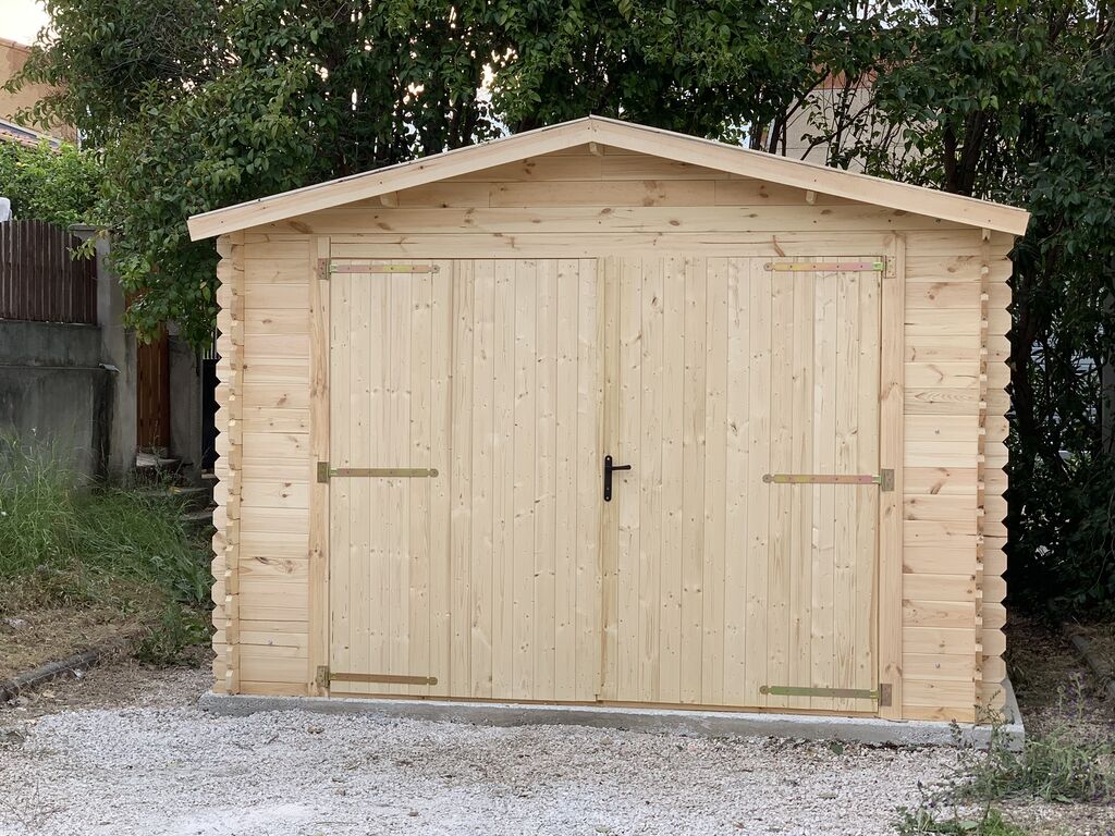 Installation complète d’un abri de jardin en bois massif avec dalle stabilisée et finitions sur mesure à Toulon